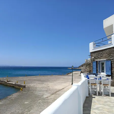 Anthie's Shore House *