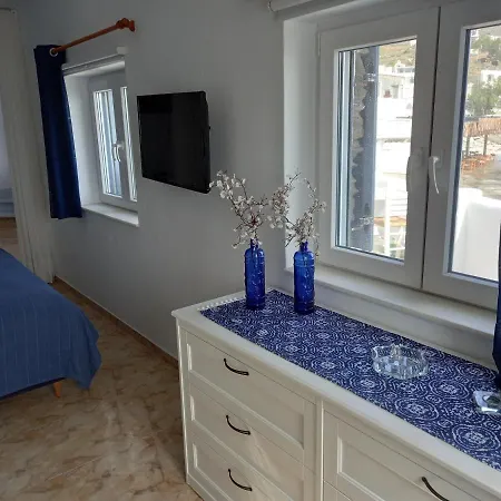 Anthie's Shore House *