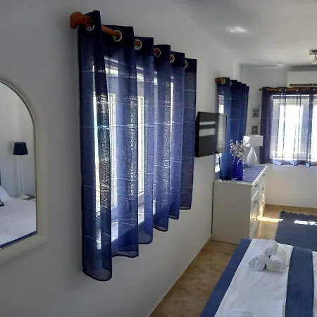 Anthie's Shore House *